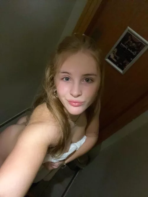 The towels at this hotel barely covered my badonkadonk 😤