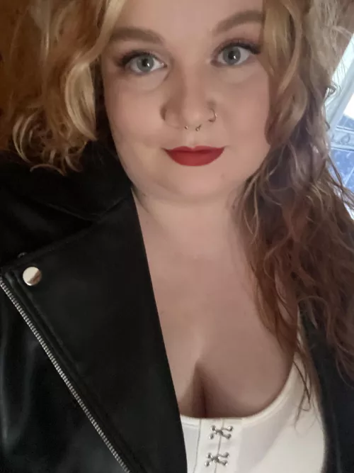 Would you watch me on LF if I started streaming? 🍑 🍒