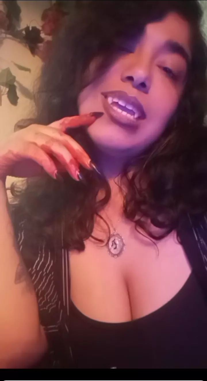 You look lonely I can fix that 💋🖤