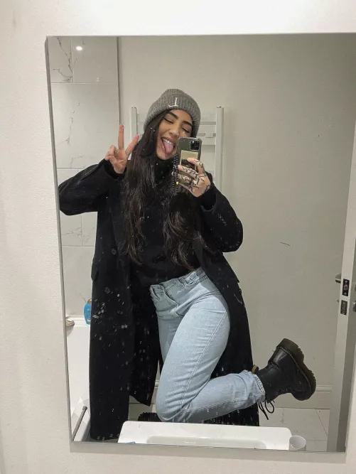 22F Looking for a gentleman who'll treat me right in the cold season