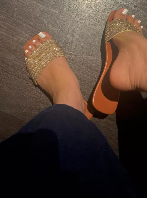 Arched feet and white toes 🤍✨