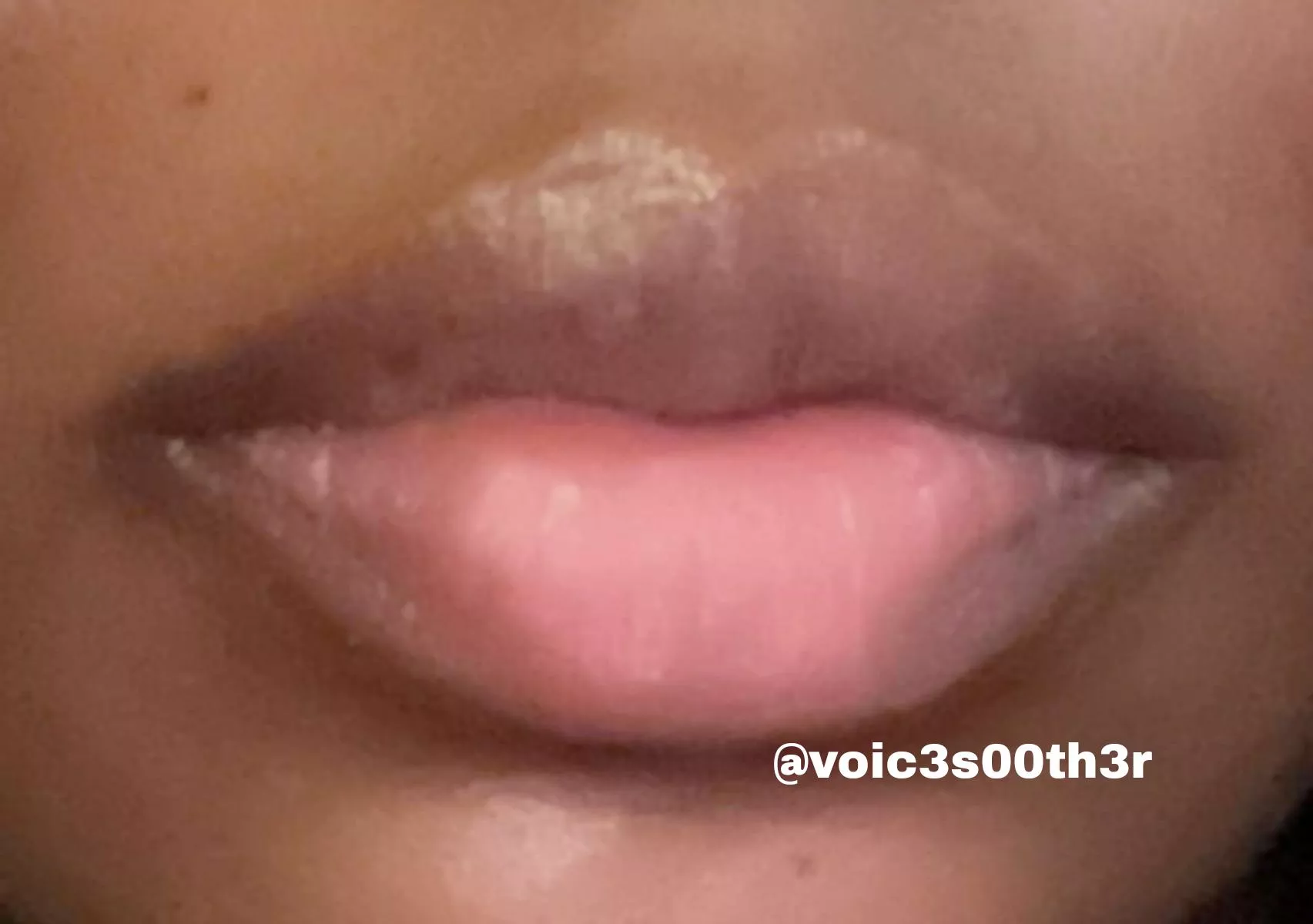 1 thing about me… I love a lip pose 