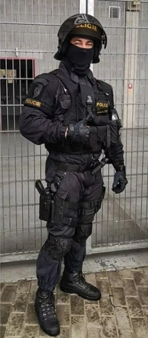 (38) czech cop looking for M 