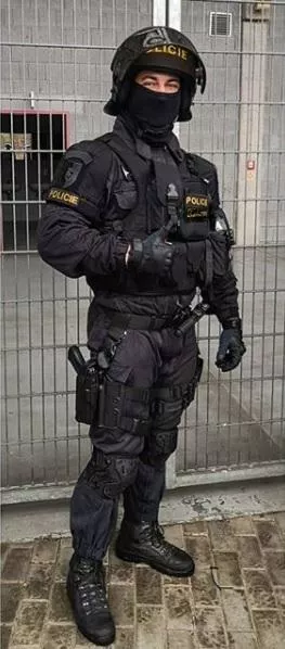 (38) czech cop looking for M 