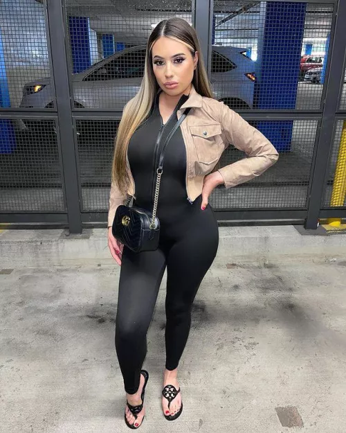 Baddie in Tory Burch sandals 