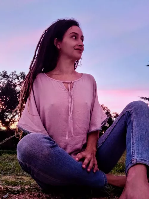 Captured by the glow of a pink lavender sunset, as if the sky itself sung the siren’s song 🎶🧜🏽‍♀️