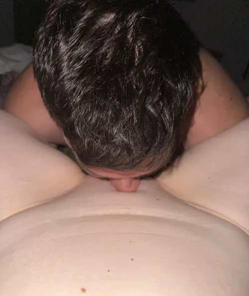 Daddy’s warm tongue 👅 deep inside Mommy’s wet pussy 💦 who’s next 😜