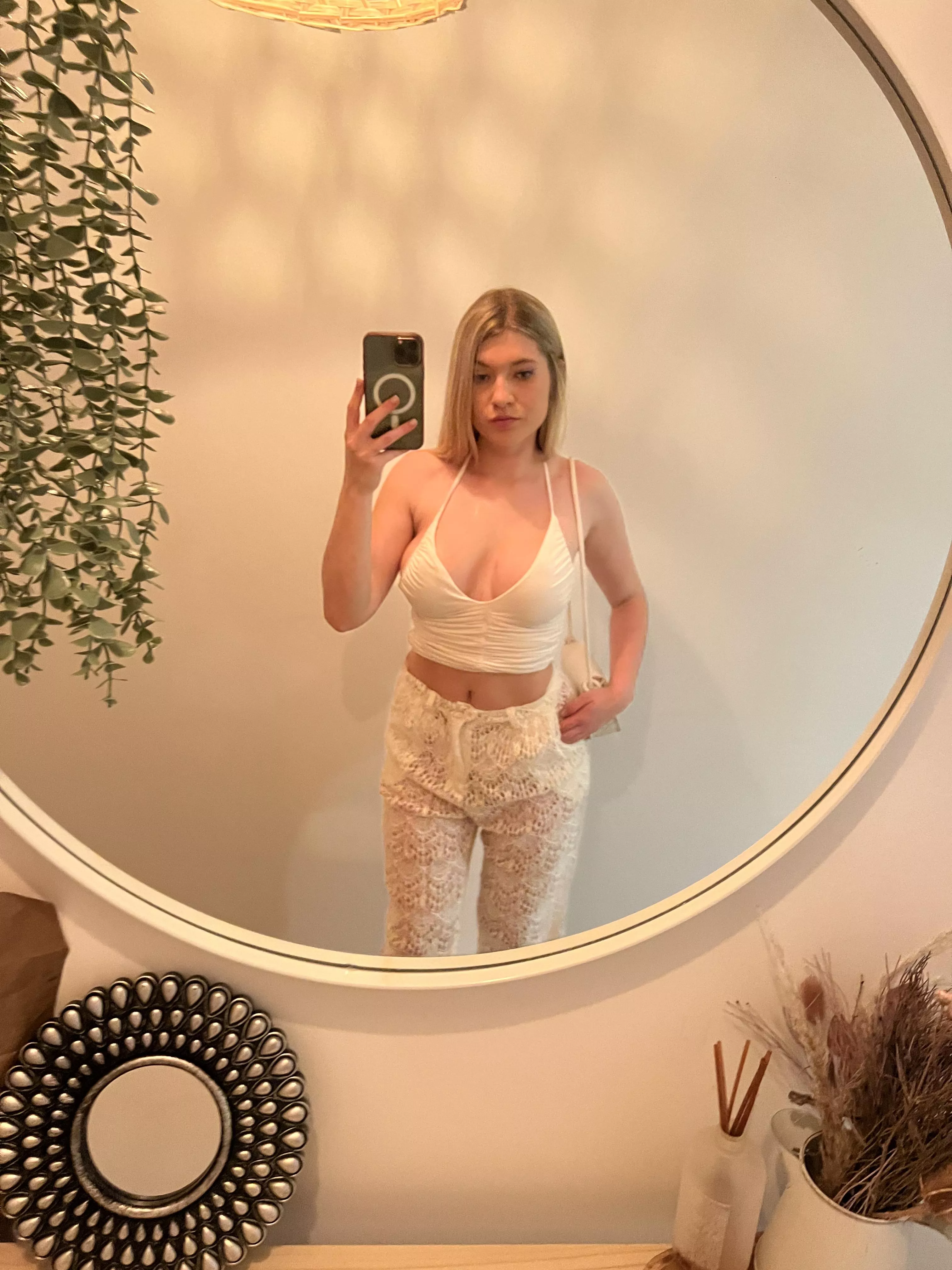 F I’m a bit of an anal whore, not going to lie.. looking for an older guy who can take me from behind! i'm clean and can verify