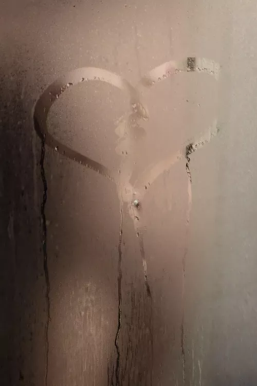 Feeling a lil broken hearted lately so I had a therapeutic cry in my steamy shower 💔 it made for a pretty good lineup for a teasing pic tho🤷‍♀️ 