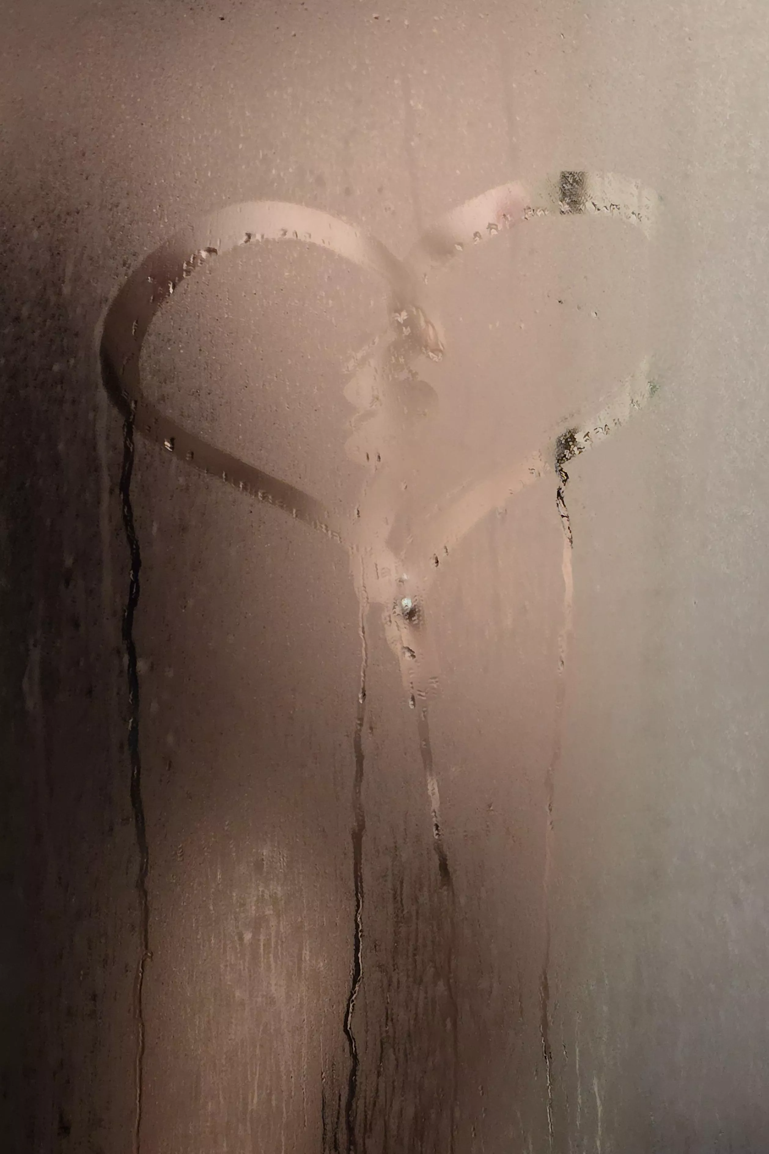 Feeling a lil broken hearted lately so I had a therapeutic cry in my steamy shower 💔 it made for a pretty good lineup for a teasing pic tho🤷‍♀️ 