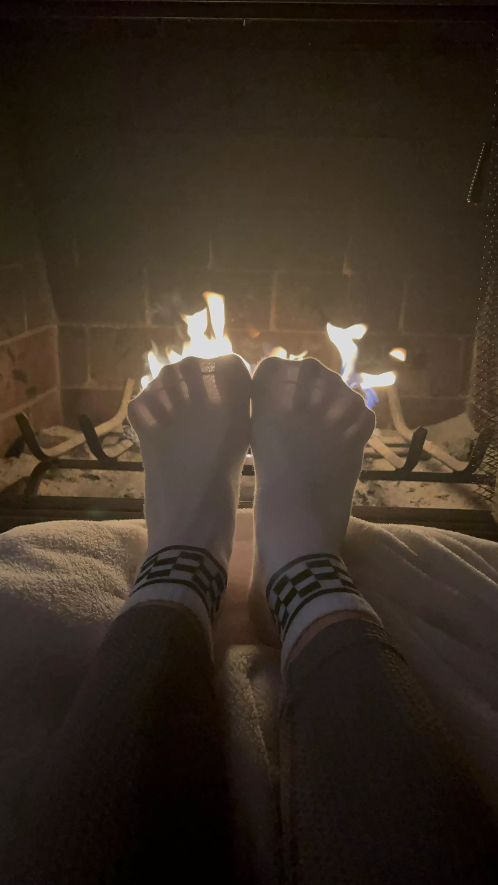 Fireside toe spread silhouette 👣