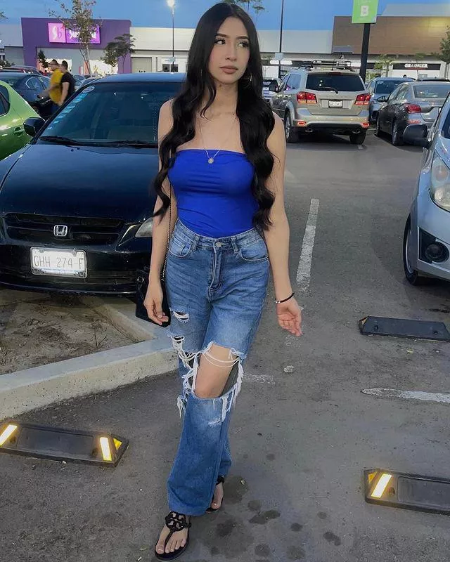 Latina baddie in Tory Burch sandals 