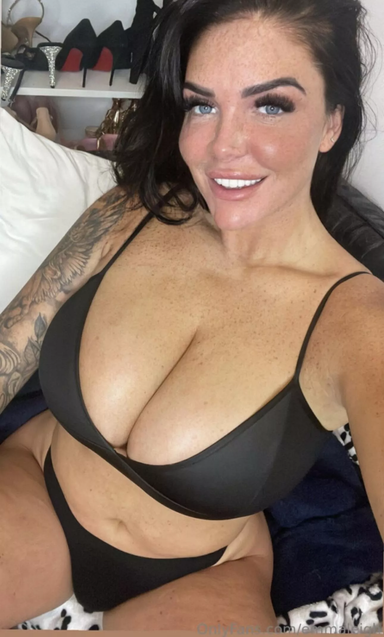 So I'm your new stepmom, I'm in your dad's room... Sorry for the lack of clothes, I was just so eager to text you... I promise it was an accident... 🤭