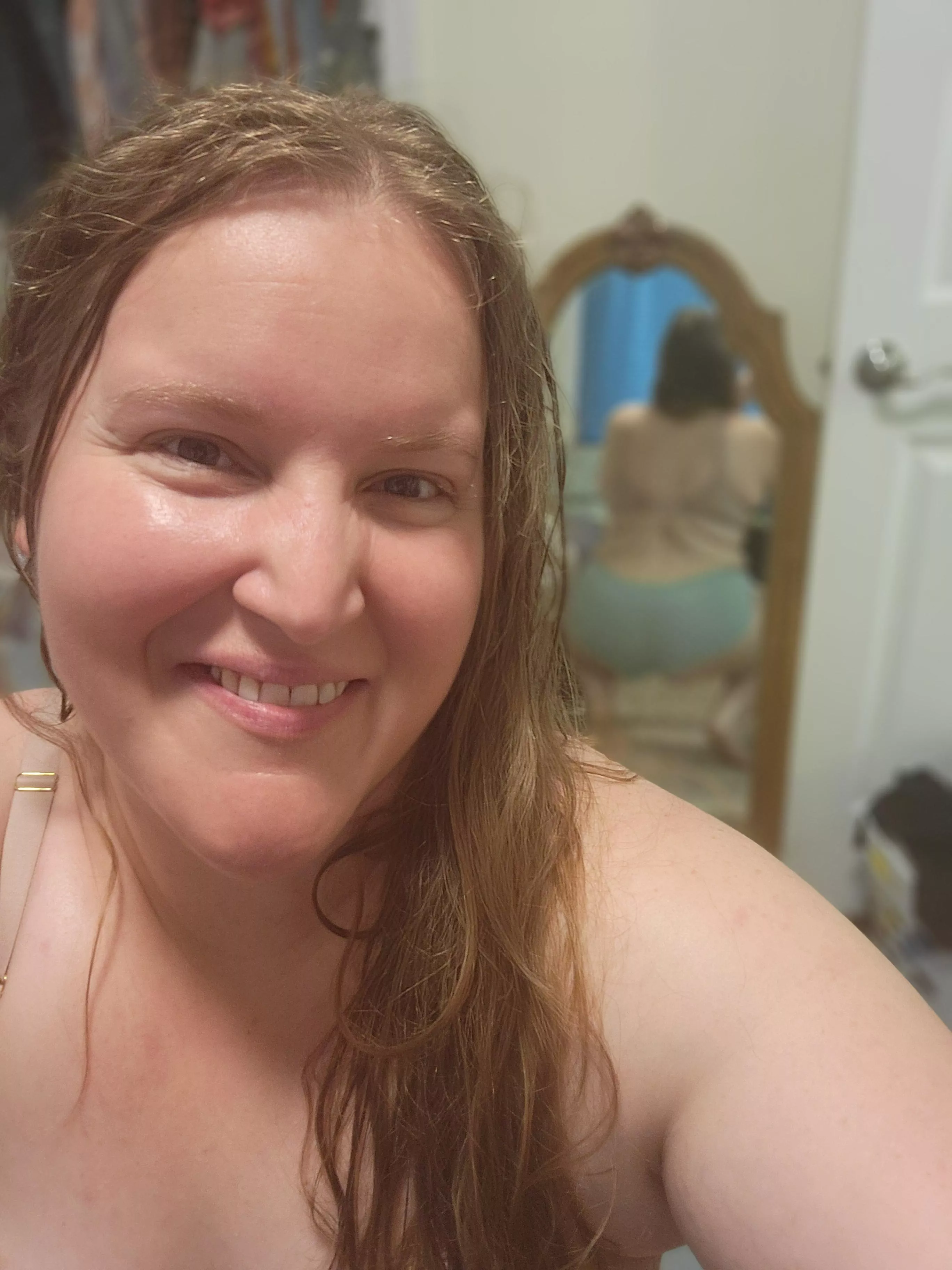 Today's panties are green boy shorts and a pale pink bra. 