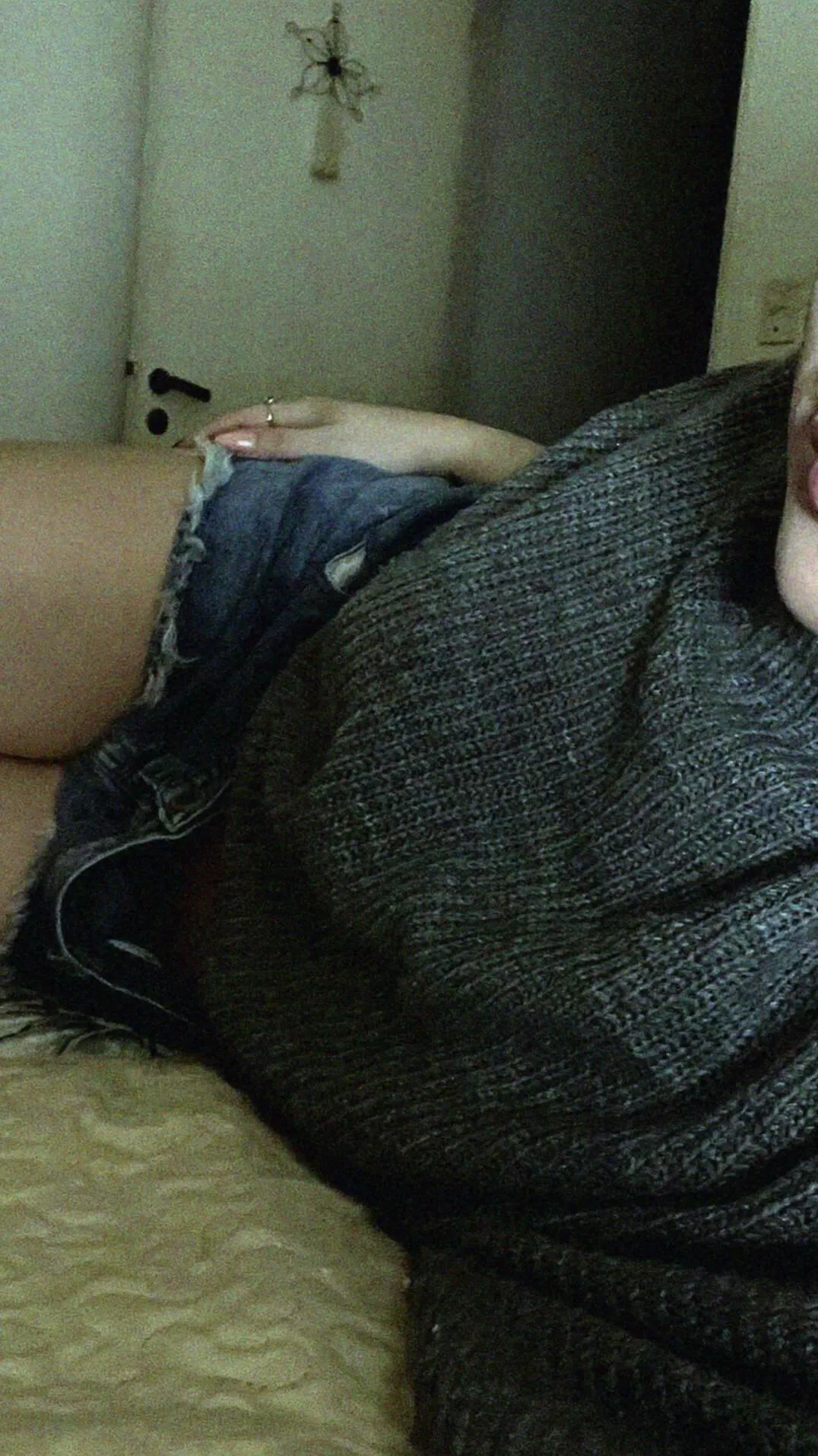 22 [F4M] Hoping to turn boredom into connection. Who wants to chat?