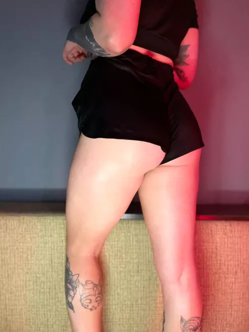 And what is there to describe? Just a big and juicy ass 