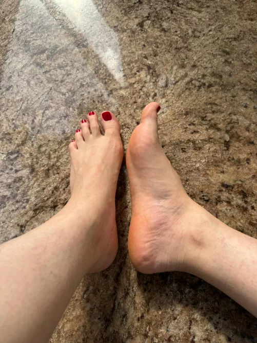 Can you imagine what taste my red toes have?🤤