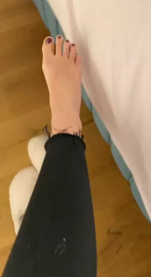 girls tease with their sweaty and smelly soles