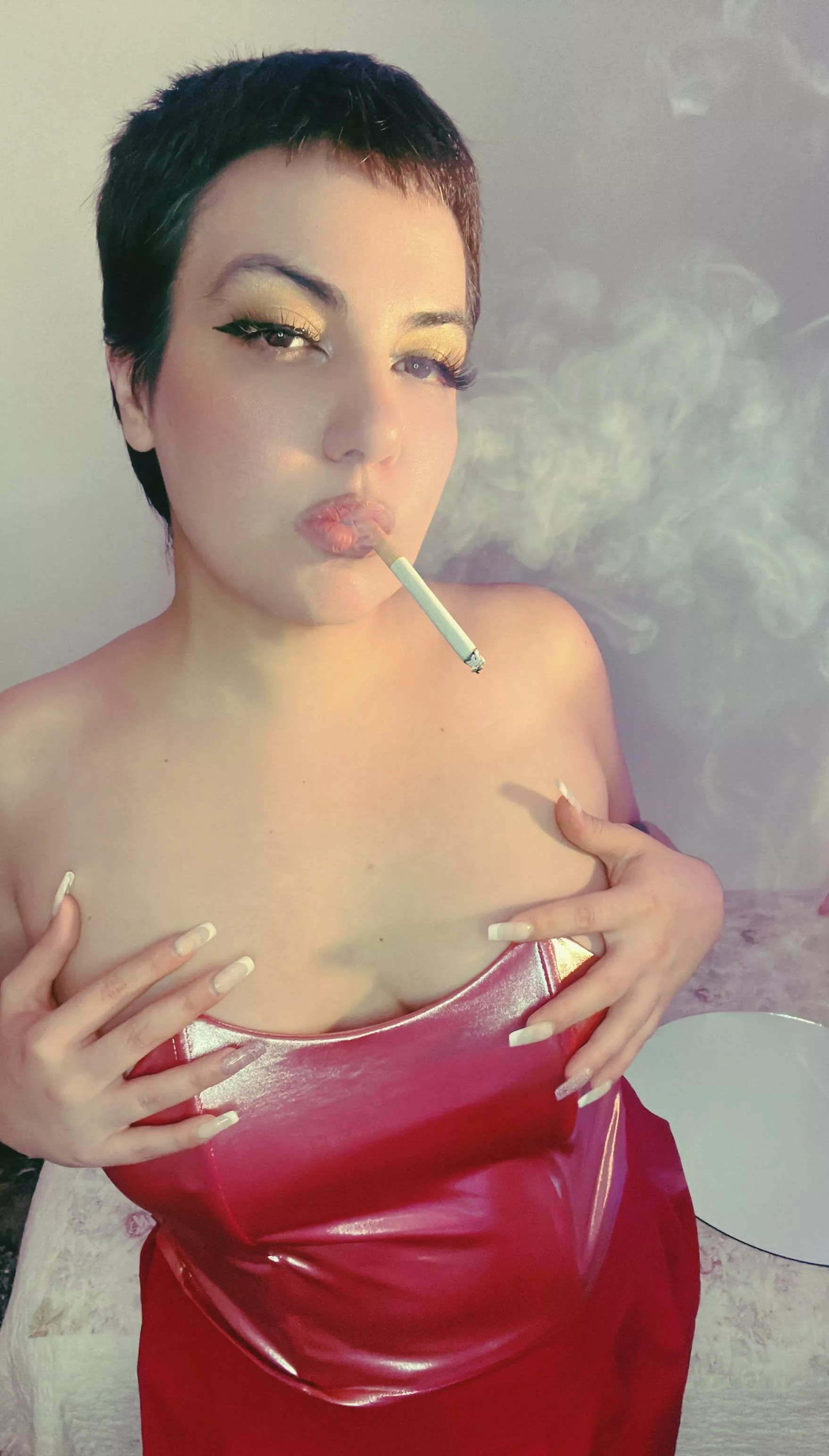 I would like to relax and smoke while you give me pleasure.