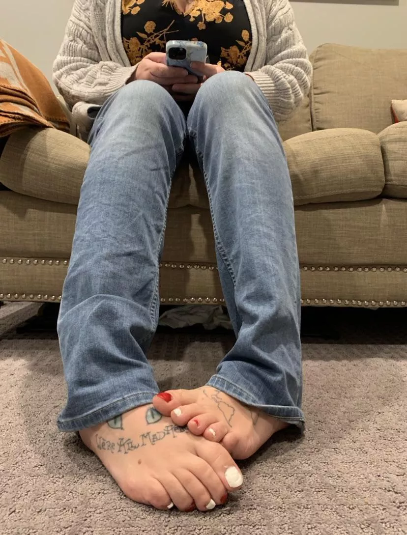 I’m not ready to start a new week. Not until I grabbed your head, put your face under my big stinky feet, and made you my foot stool. Say thank you loser 😈💕