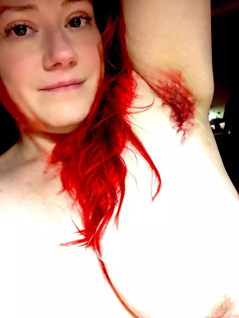 Lick my hairy pits! Sweaty and always deodorant free 😏