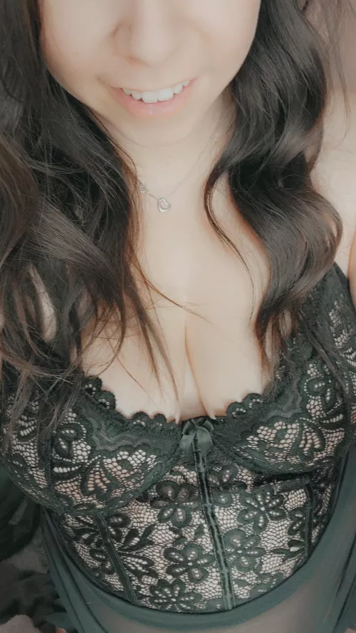 Live in 15.. showin off for you makes my pussy so wet, cum see 😈