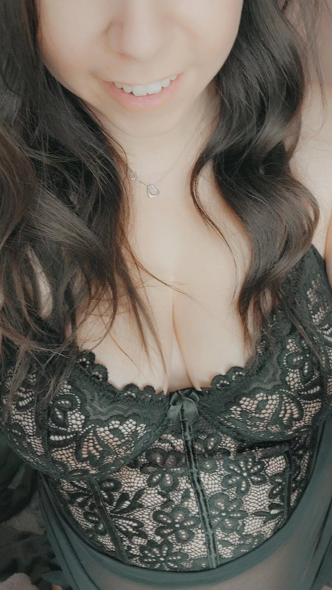 Live in 15.. showin off for you makes my pussy so wet, cum see 😈