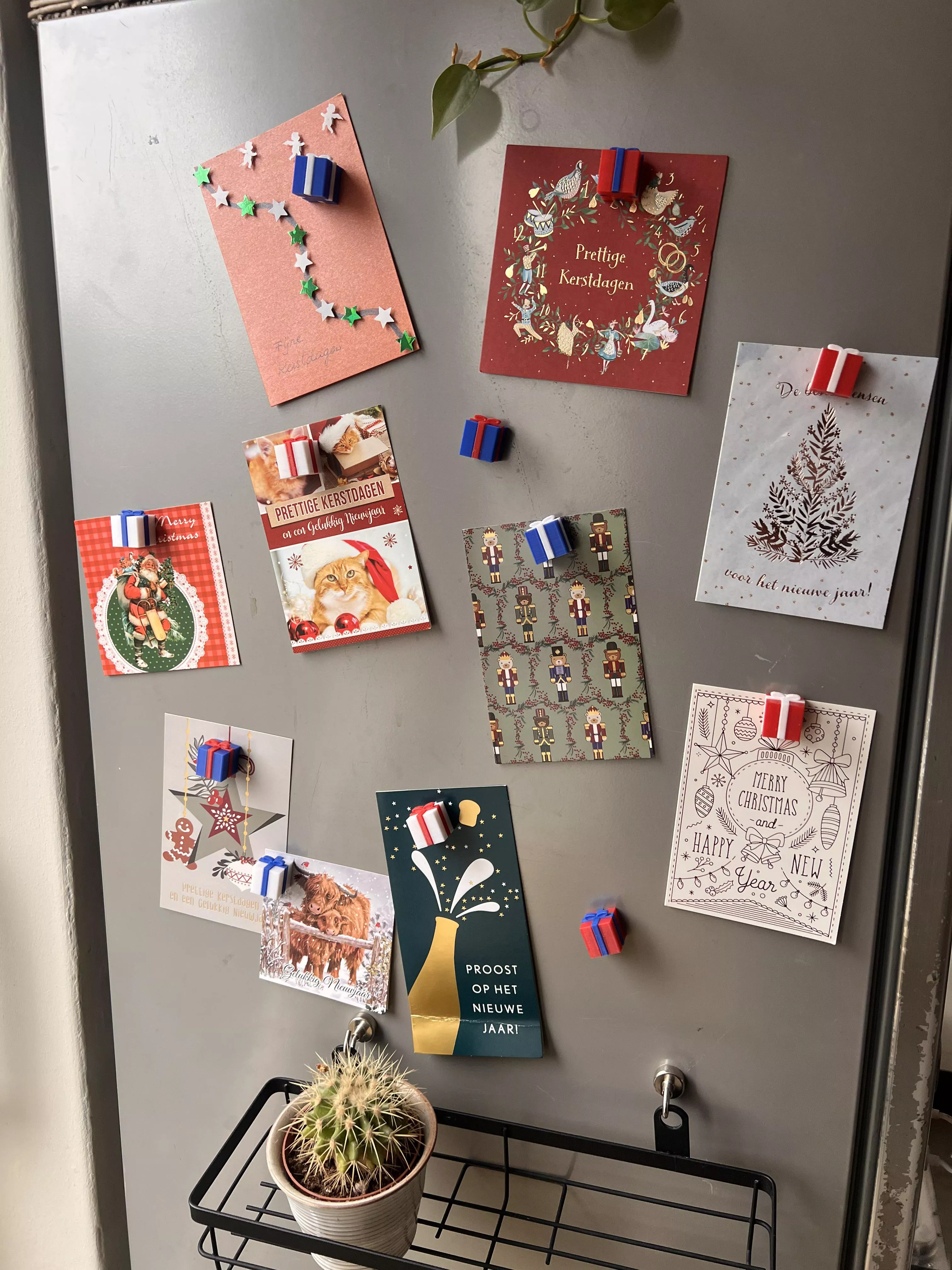 Look how cute these Christmas gift magnets turned out! 🎁 Perfect for holiday decorating, and you don’t need a multi-material setup to print them. Download them here: https://makerworld.com/en/models/786640#profileId-724427 🎄✨