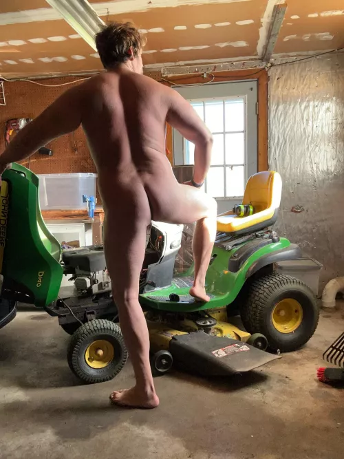 Love being naked in the garage😁