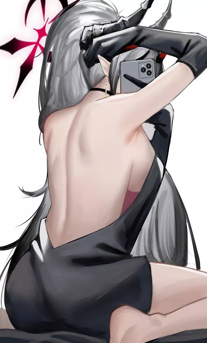 Makoto sending Sensei a Momotalk of her dress (Erlisa Takanashi) [Blue Archive]