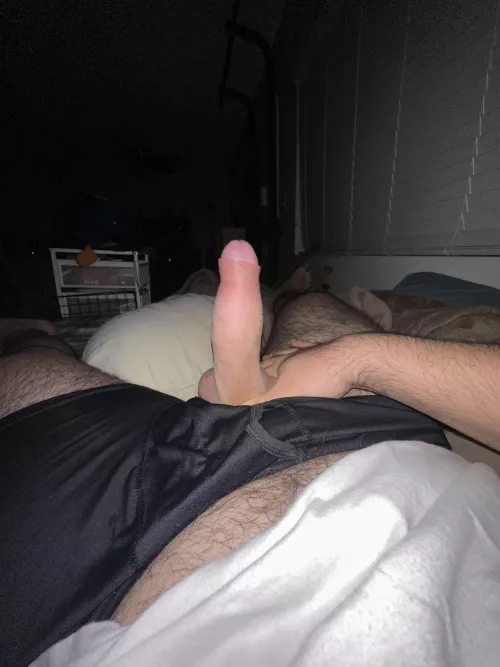 Polish my knob off rq before I go to sleep😈😈