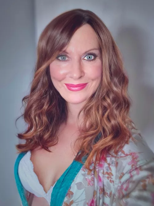 Quick selfie in my dressing gown whilst getting ready this morning.........