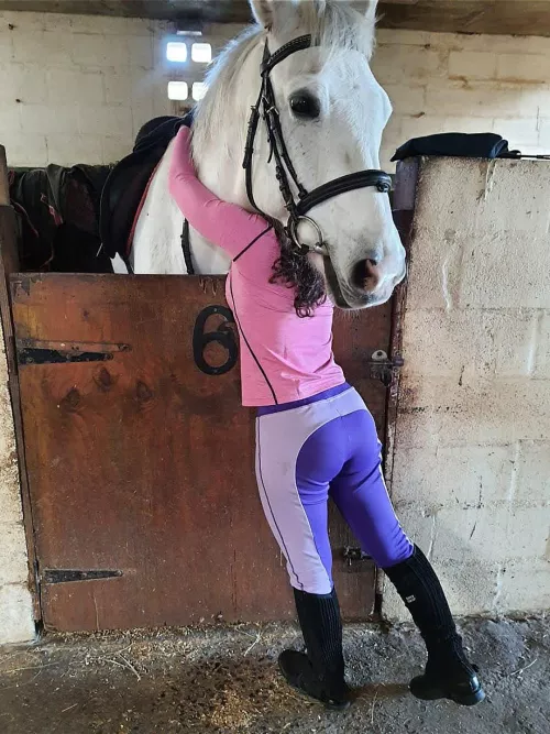 Serving ass at the barn 😋