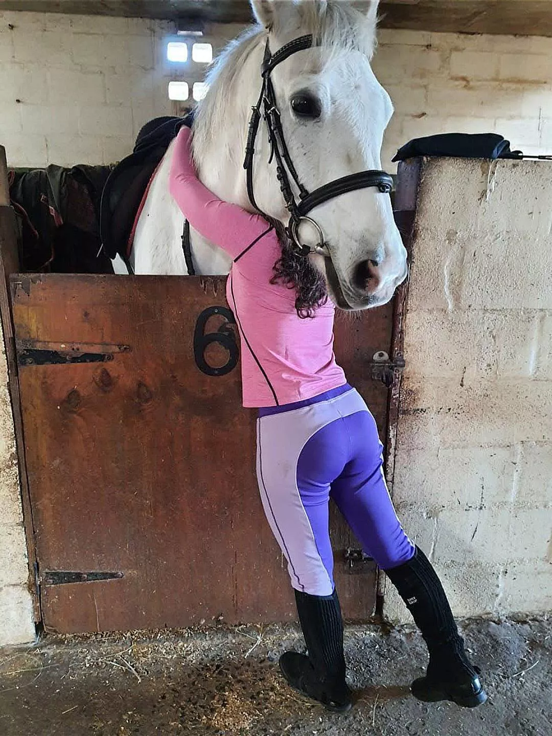 Serving ass at the barn 😋