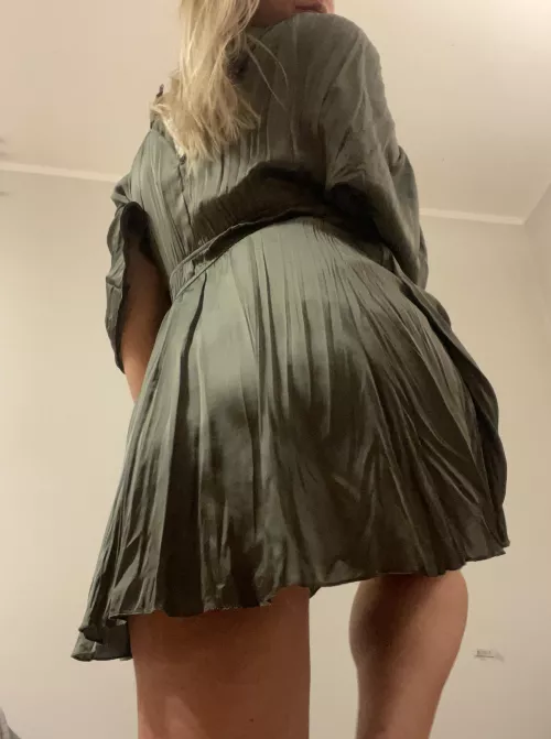 She’s a 10, but she only cares about your money