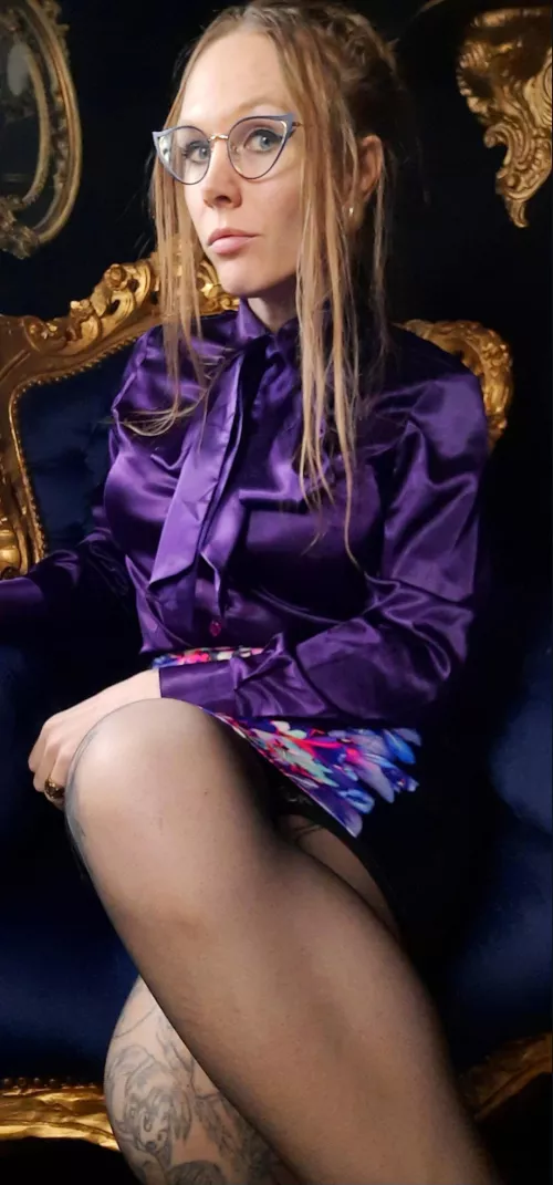 Strict in pussy bow blouse
