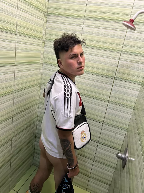 This soccer player’s butt is so round it bounces when I run haha come and touch it