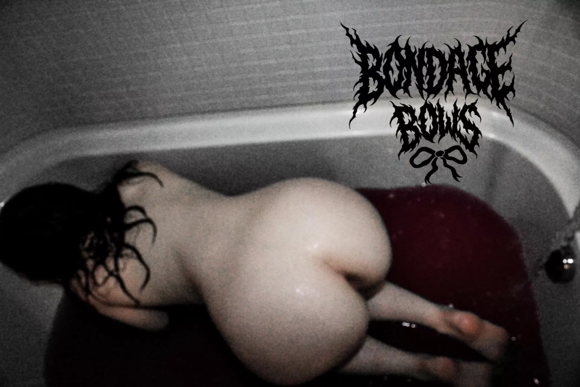 vampire girl bath :3