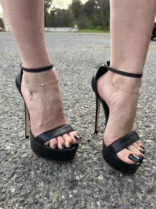 All is amazing on this pic 😍I love black heels and toes 🖤