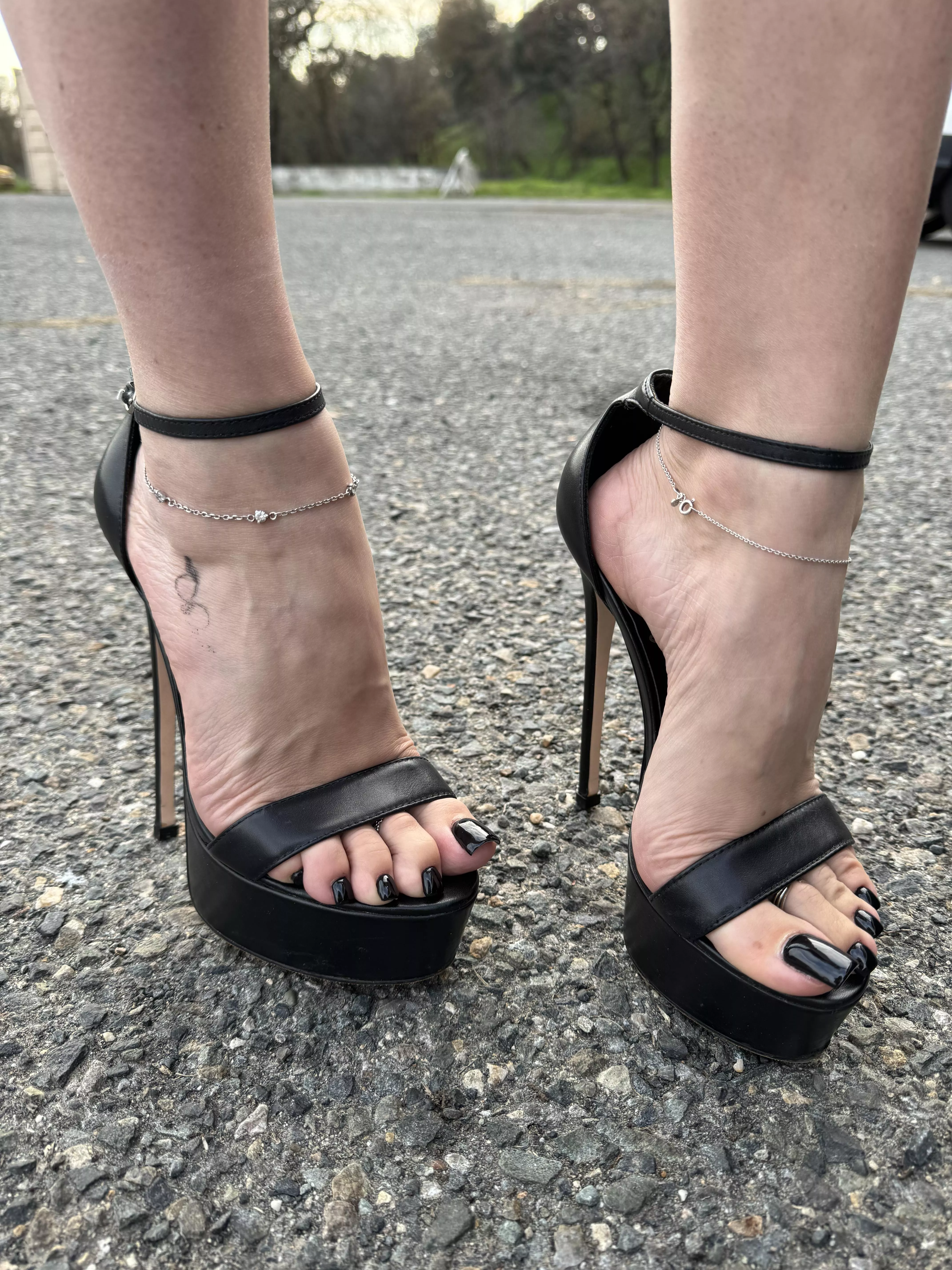 All is amazing on this pic 😍I love black heels and toes 🖤