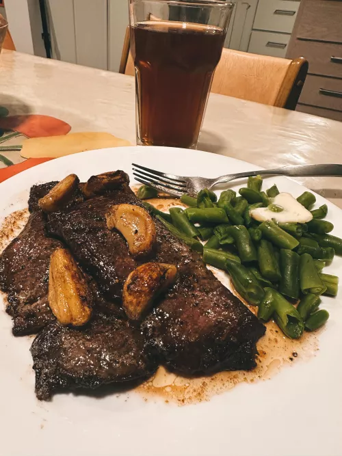 Big girl cooks :3 🥩