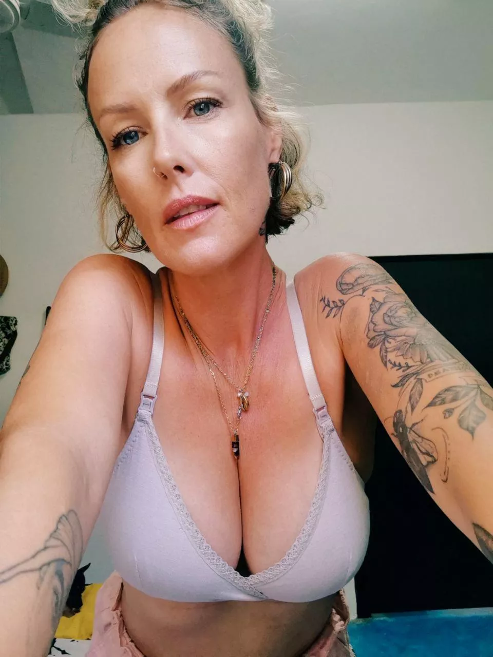 Come explore my wild cleavage, ur wood will fit perfectly 