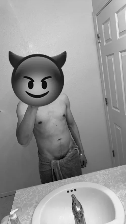 Fresh out of the shower now time to relax 🍃💨 how was your Wednesday? 