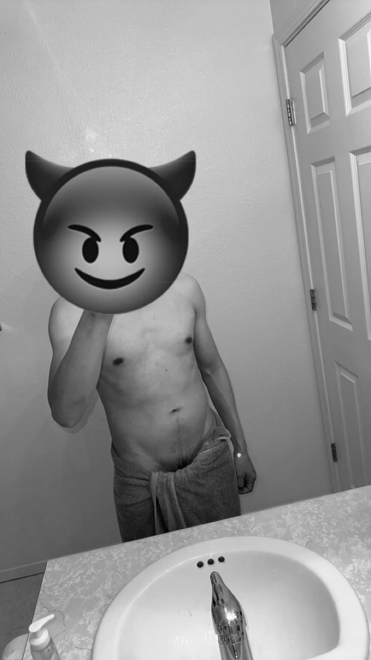 Fresh out of the shower now time to relax 🍃💨 how was your Wednesday? 