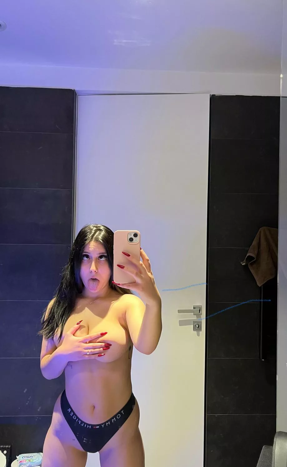 I love to sext and get naughty. Snp- its.murk