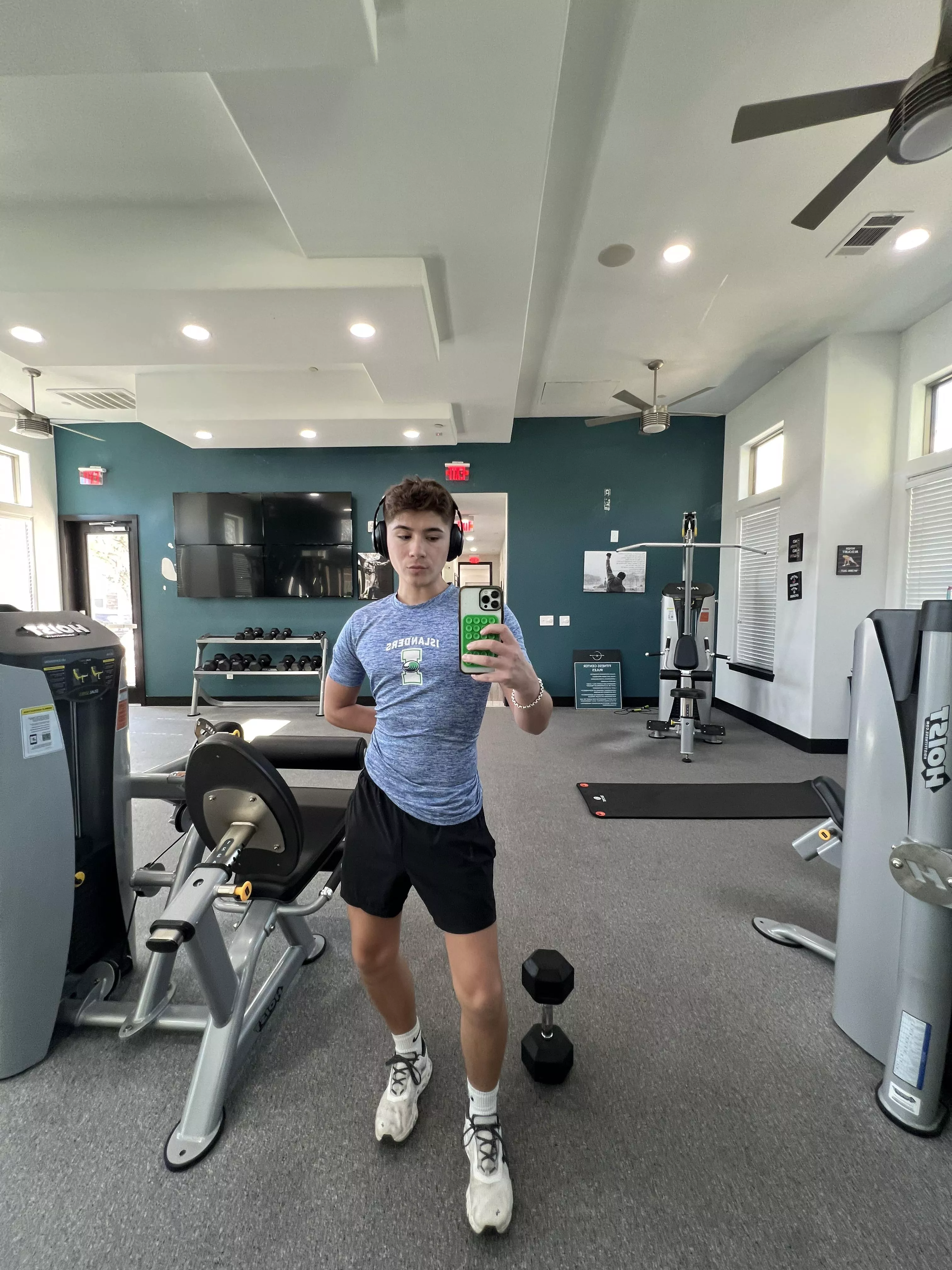 just left the gym, sweaty and want to have fun with someone's wallet, wya ?