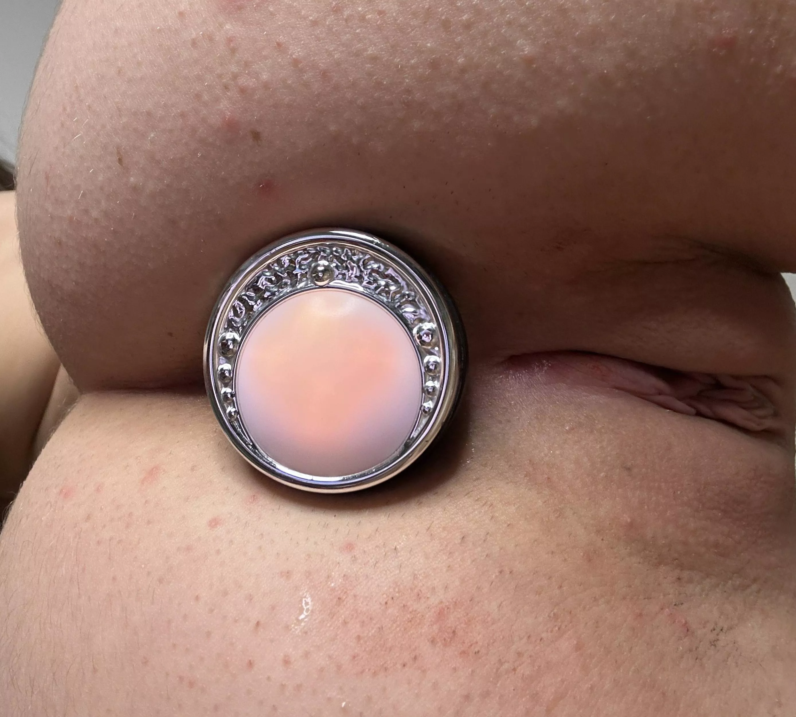 My pussy is so much nicer with a plug in my ass