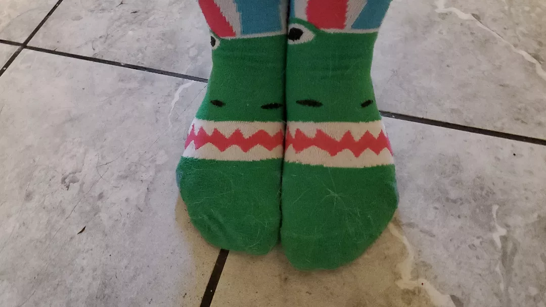 My socksies say OMNOMNOM TOES