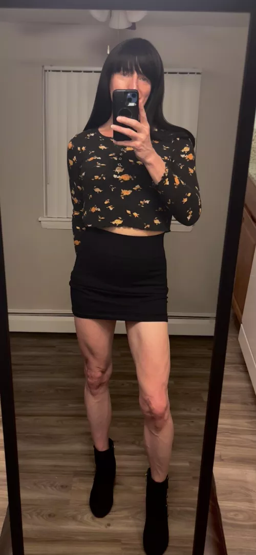 [USA] #ProvidenceRI 47yo, 5’10”, 155lbs This is my outfit for our date. No panties shhhh 😘