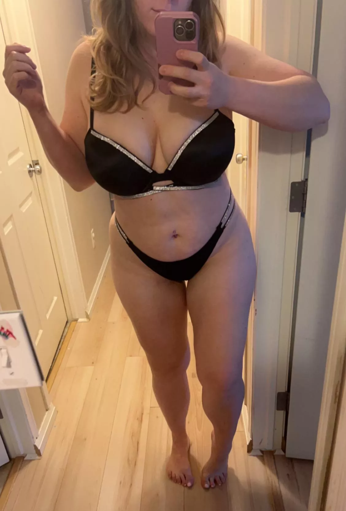 Would you date a single milf with big tits and wide hips?